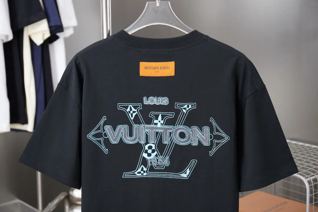🅿️180 1V 25SS early spring new style Short sleeves with embroidered LV letters Light luxury Essential item for daily commuting for men and women Correct version Welcome to compare Detailed features · 320g 100% pure cotton double yarn jersey fabric · Special thickened 32 pieces of double-strand 1X1 thread in the same vat custom dyeing · Imported Tajima machine embroidery with various craft letters · Double-needle stitching and cross-stitching technology · Original main mark, washable tag, brand moisture-proof paper packaging Color: black/white Size: S/M/L/XL